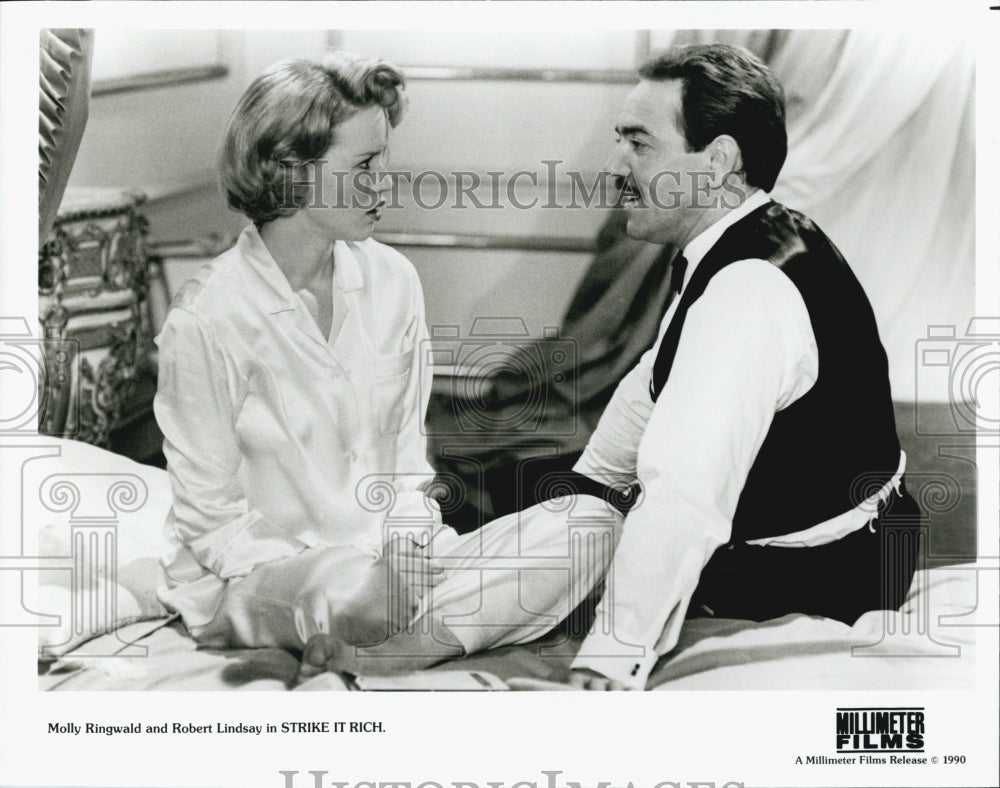 1990 Press Photo Molly Ringwald And Robert Lindsay In Movie &quot;Strike It Rich&quot; - Historic Images