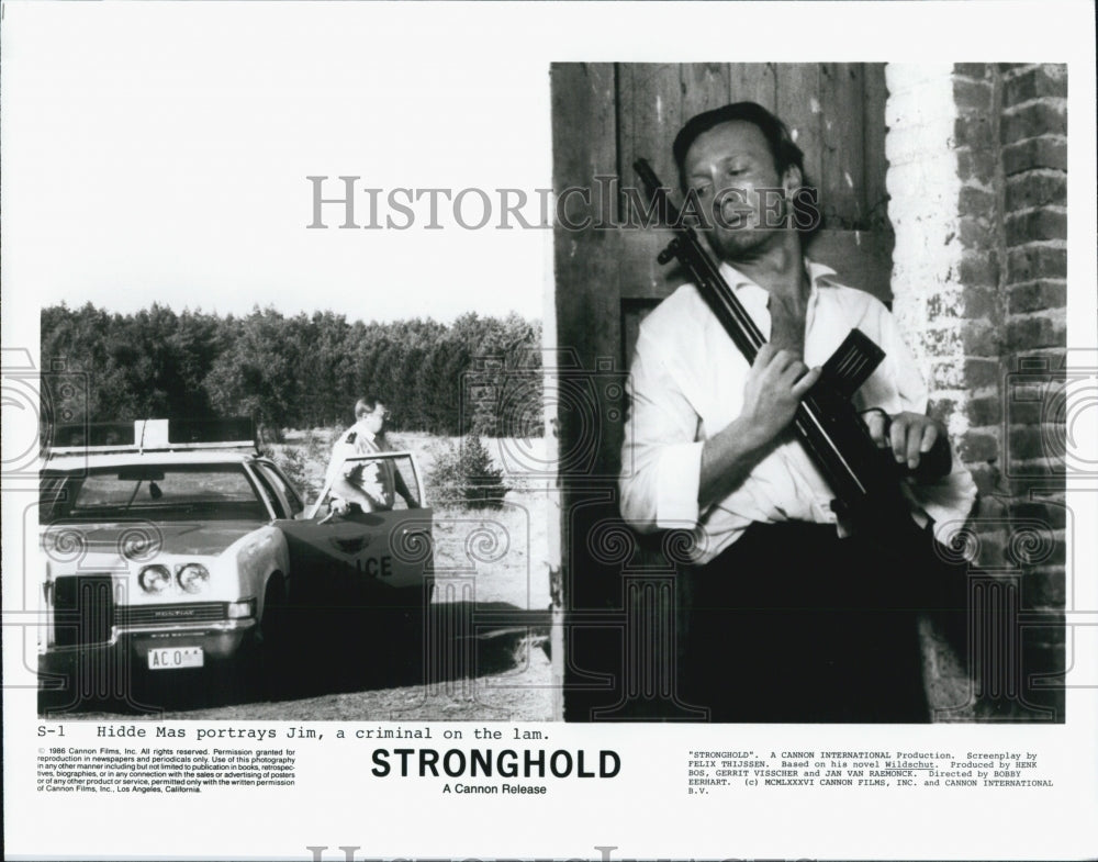 1986 Press Photo Actor Hidde Mas Holds Gun During Scene In Movie "Stronghold" - Historic Images