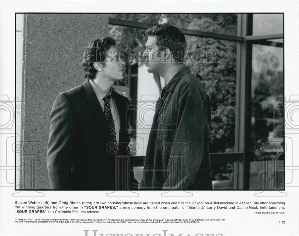 1997 Press Photo Actor Steven Weber, Craig Bierko in "Sour Grapes" Film - Historic Images