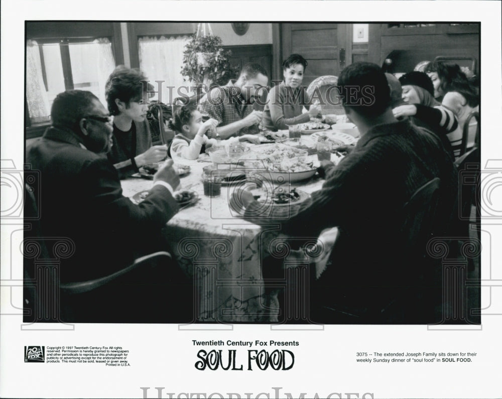 1997 Press Photo The Extended Joseph Family at Weekly Sunday Dinner in Soul Food - Historic Images