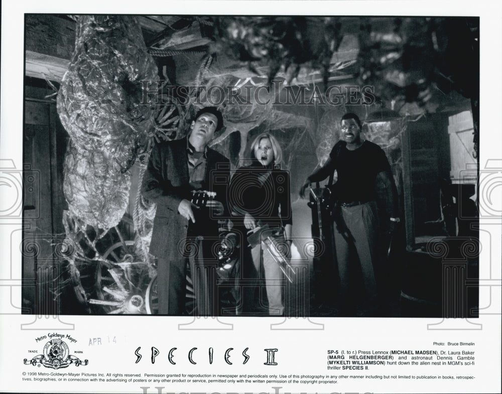 1998 Press Photo Marg Helgenberger, Mykelti Williamson in &quot;Species II&quot; - Historic Images