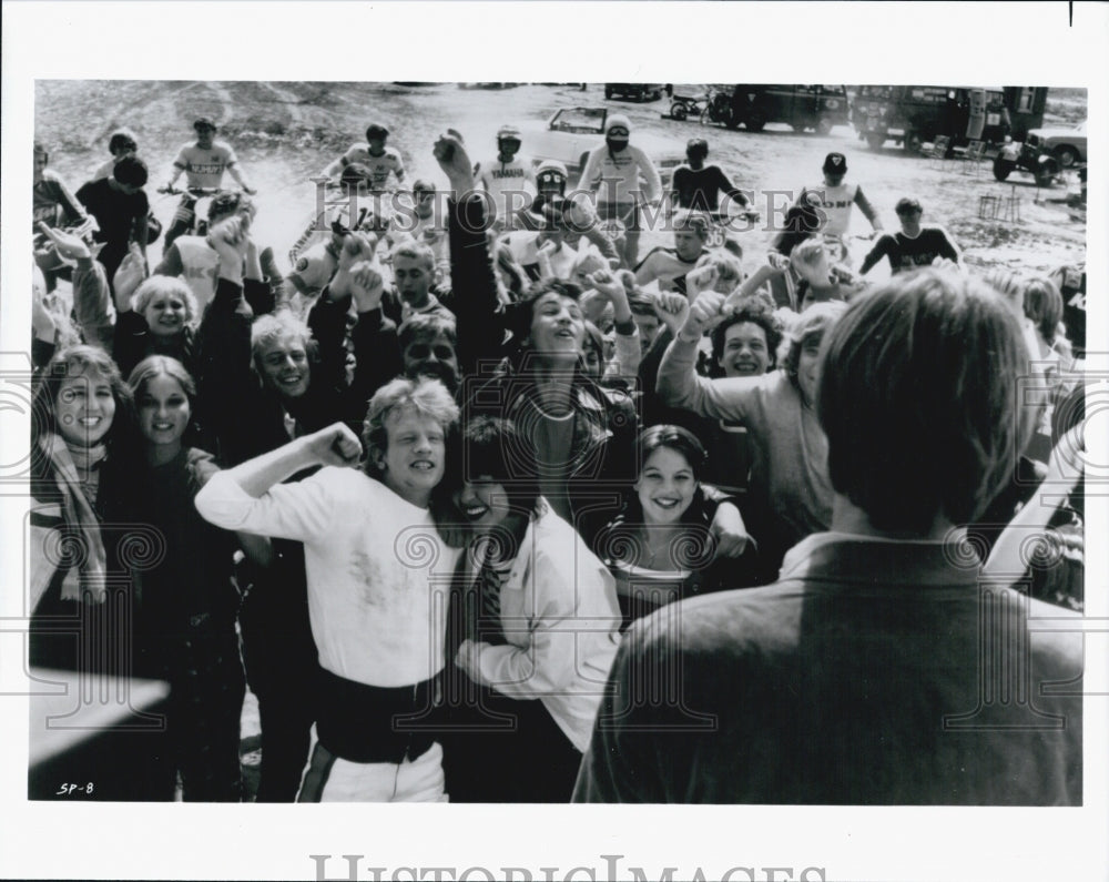 Press Photo Crowd of Young People from Movie - Historic Images