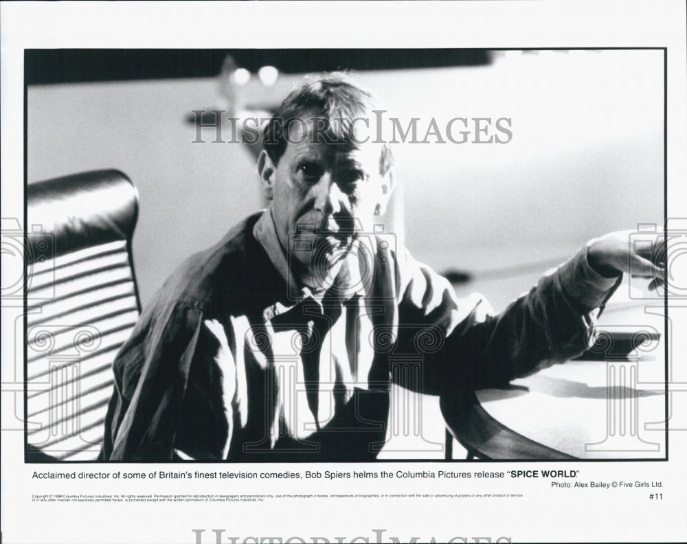 1997 Press Photo Director Bob Spiers on Set &quot;Spice World&quot; Film - DFPG59539 - Historic Images