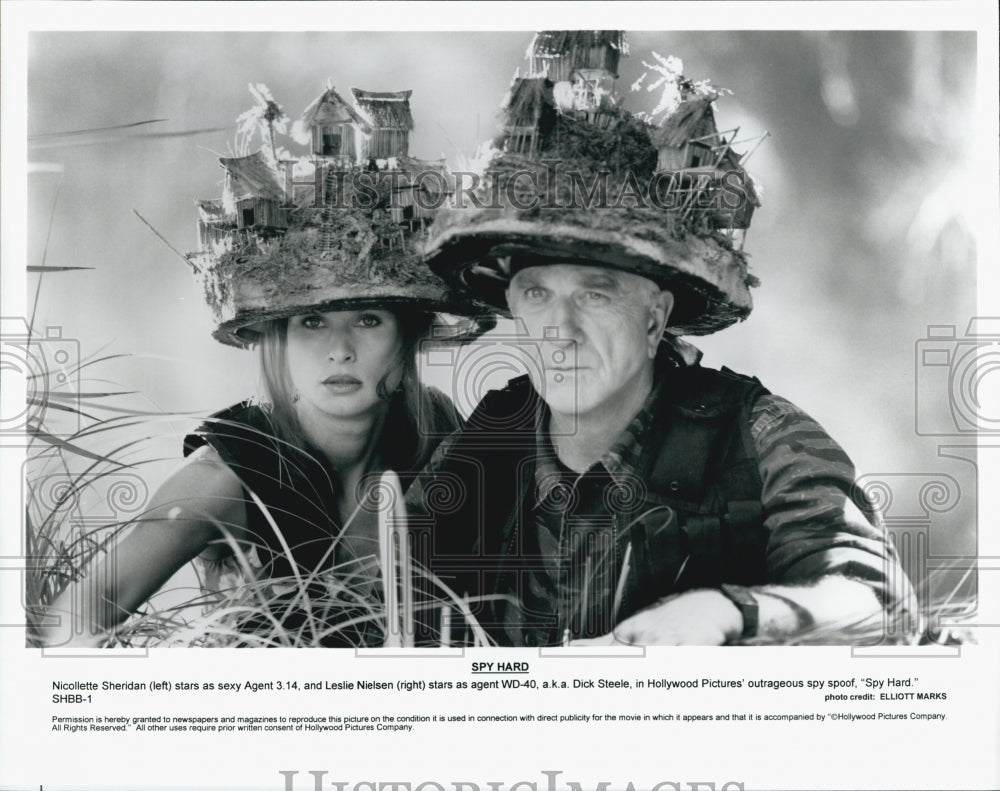 1996 Press Photo Nicolette Sheridan & Leslie Nielsen in "Spy Hard" - Historic Images