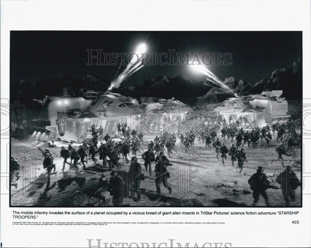 1995 Press Photo Mobil Infantry Invades Planet In Starship Troopers COPY - Historic Images