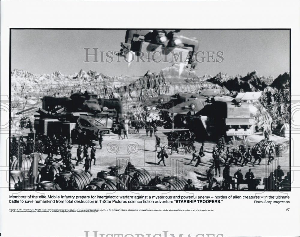 1997 Press Photo Scene in filmin &quot;Starship Troopers&quot; - Historic Images