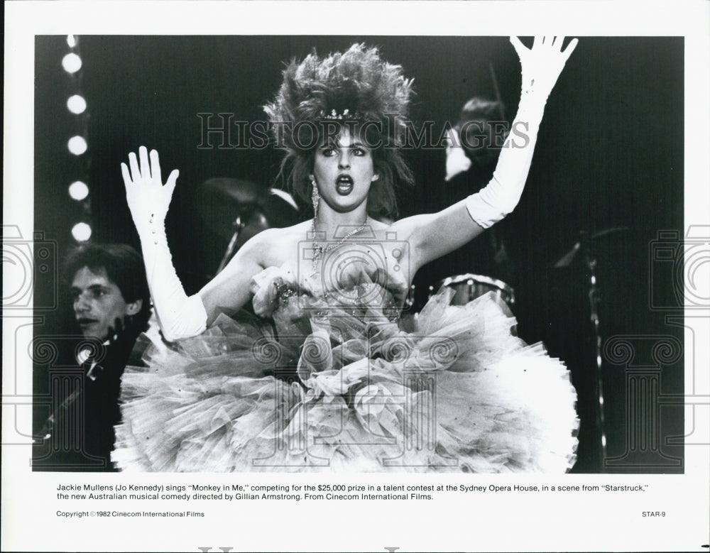 1982 Press Photo Jo Kennedy singing in a scene from "Starstruck" - Historic Images