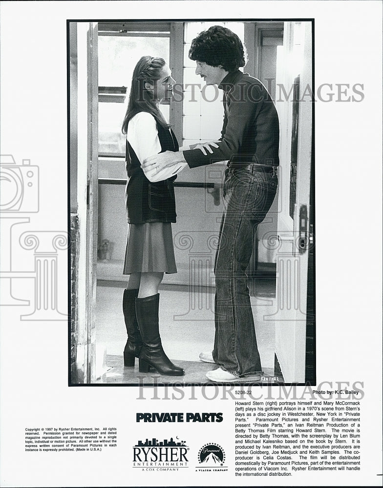 1997 Press Photo Howard Stern, Mary McCormack in "Private Parts" Film - Historic Images