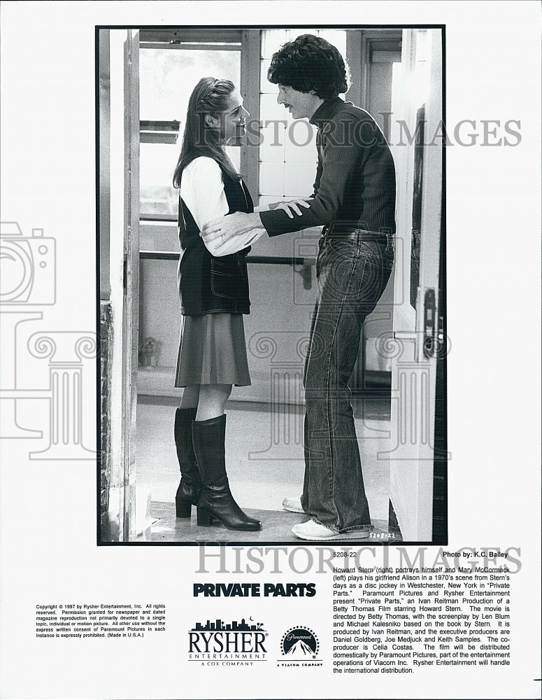 1997 Press Photo Howard Stern, Mary McCormack in "Private Parts" Film - Historic Images