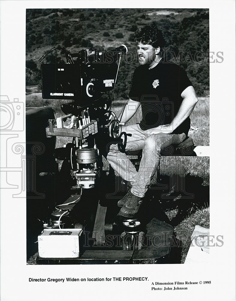 1995 Press Photo director Gregory Widen on location for the film The Prophecy - Historic Images