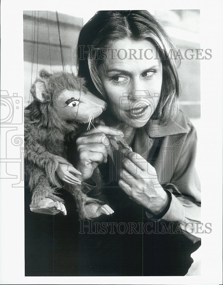 1997 Press Photo Actress Lauren Hutton Talks With Monty In &quot;A Rat&#39;s Tale&quot; - Historic Images