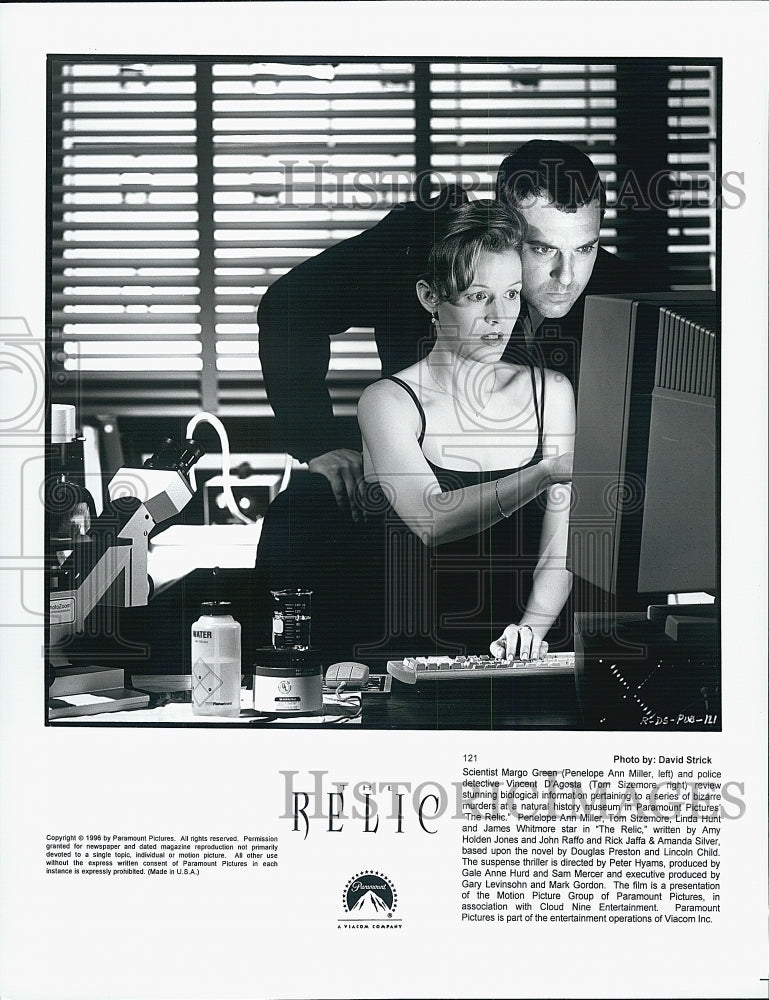 1996 Press Photo Penelope Ann Miller and Tom Sizemore in "The Relic" - Historic Images