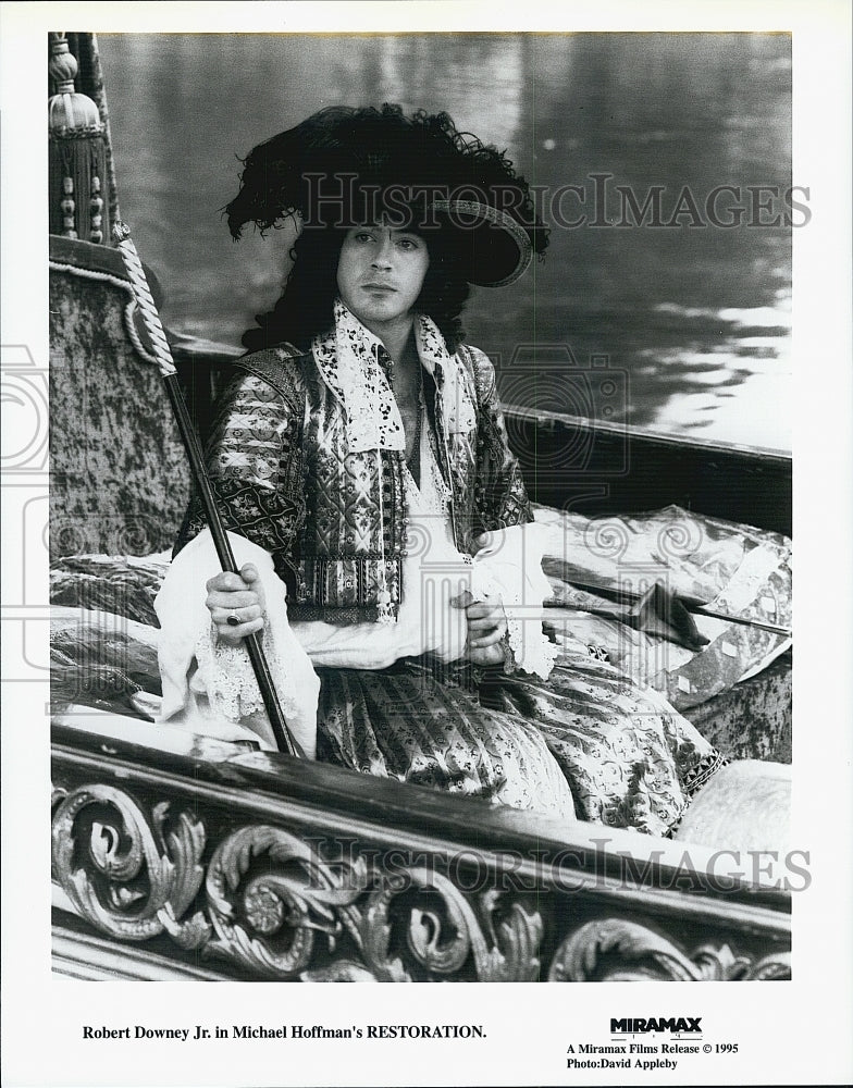 1995 Press Photo actor Robert Downey Jr. in Michael Hoffman&#39;s &quot;Restoration&quot; - Historic Images