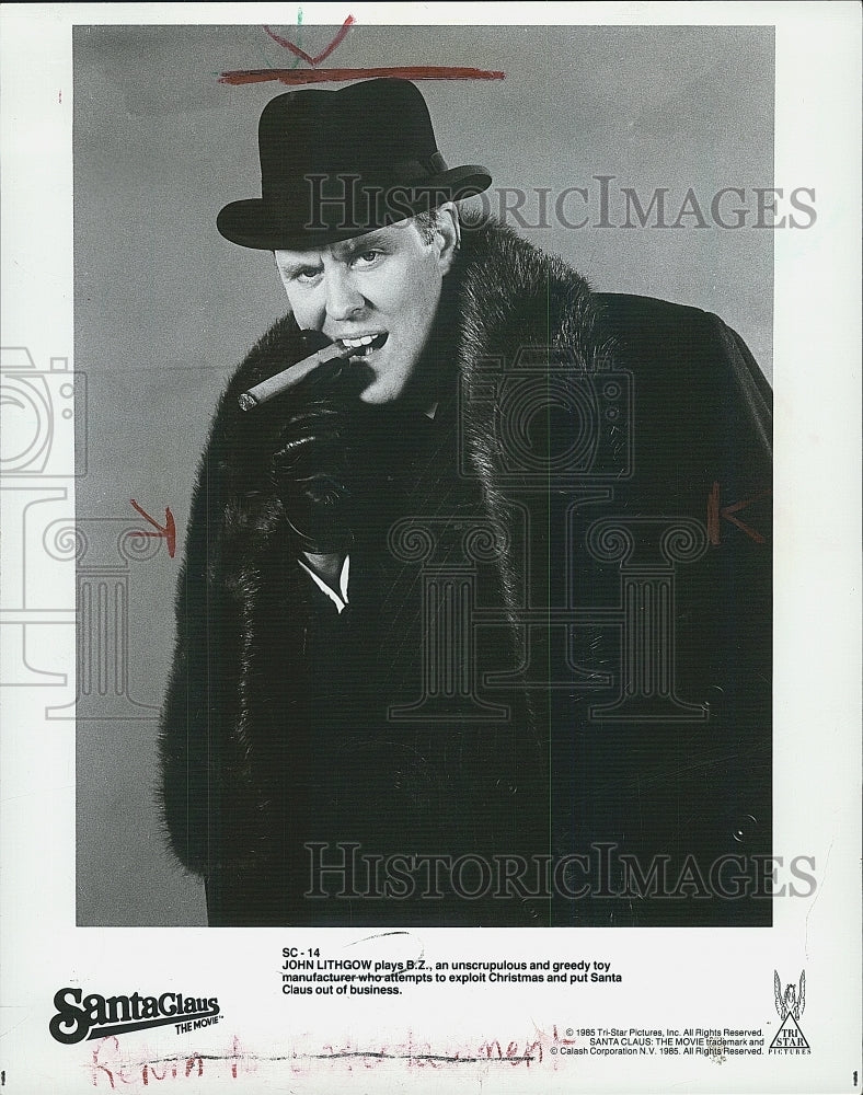 1985 Press Photo John Lithgow Tries To Put Santa Claus Out Of Business in "Santa - Historic Images