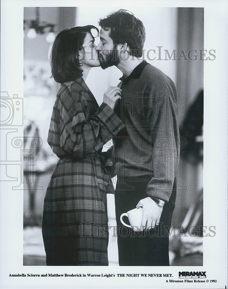 1992 Press Photo Annabella Sciorra Matthew Broderick "The Night We Never Met" - Historic Images