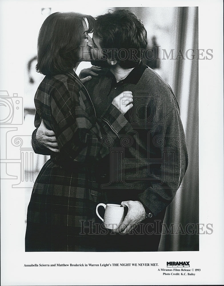 1993 Press Photo Annabella Sciorra Matthew Broderick &quot;The Night We Never Met&quot; - Historic Images