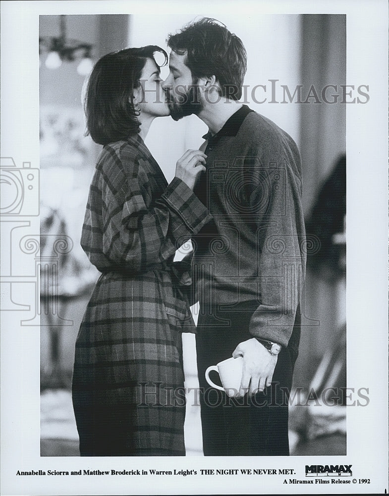1992 Press Photo Annabella Sciorra,  Matthew Broderick "The Night We Never Met" - Historic Images