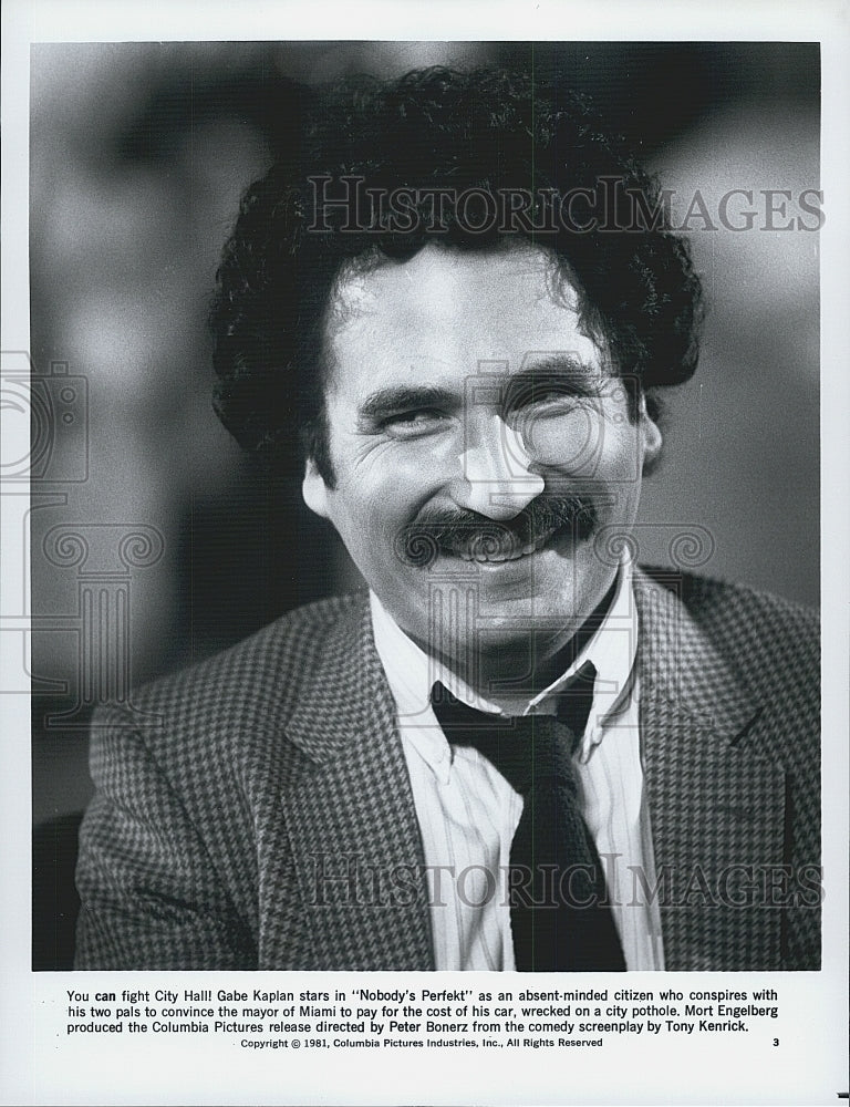 1981 Press Photo Gabe Kaplan in "Nobody;s Perfect" - Historic Images