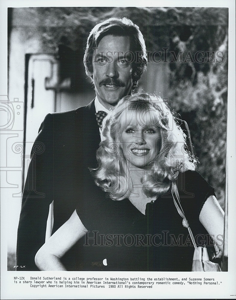 1980 Press Photo  Donald Sutherland 7 Suzanne Somers  in &quot;Nothing Personal&quot; - Historic Images