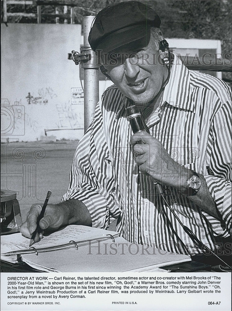 1977 Press Photo Director Carl Reiner on set "Oh God" - Historic Images