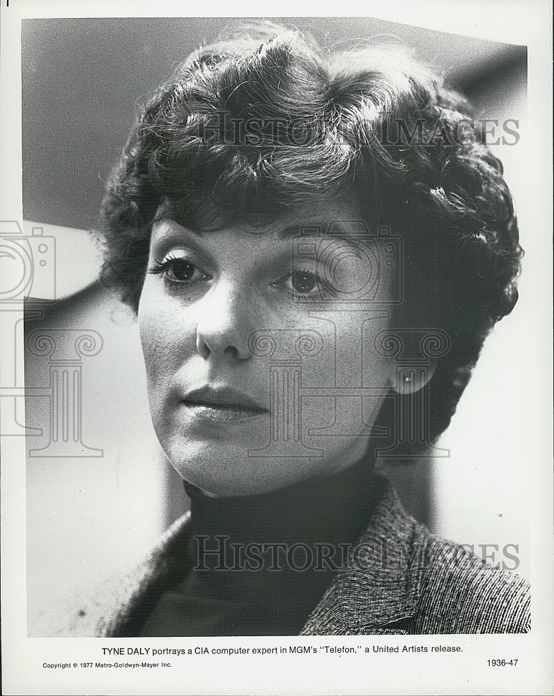 1977 Press Photo Actress Tyne Daly in "Telefon" - Historic Images