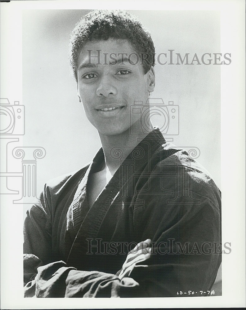 Press Photo An unidentified actor poses for a photo - Historic Images