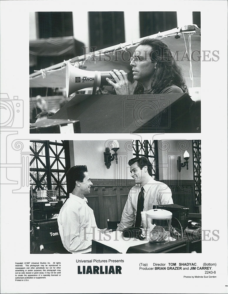 1997 Press Photo Tom Shakyac Director Jim Carrey in &quot;Liar Liar&quot; Brian Grazer - Historic Images