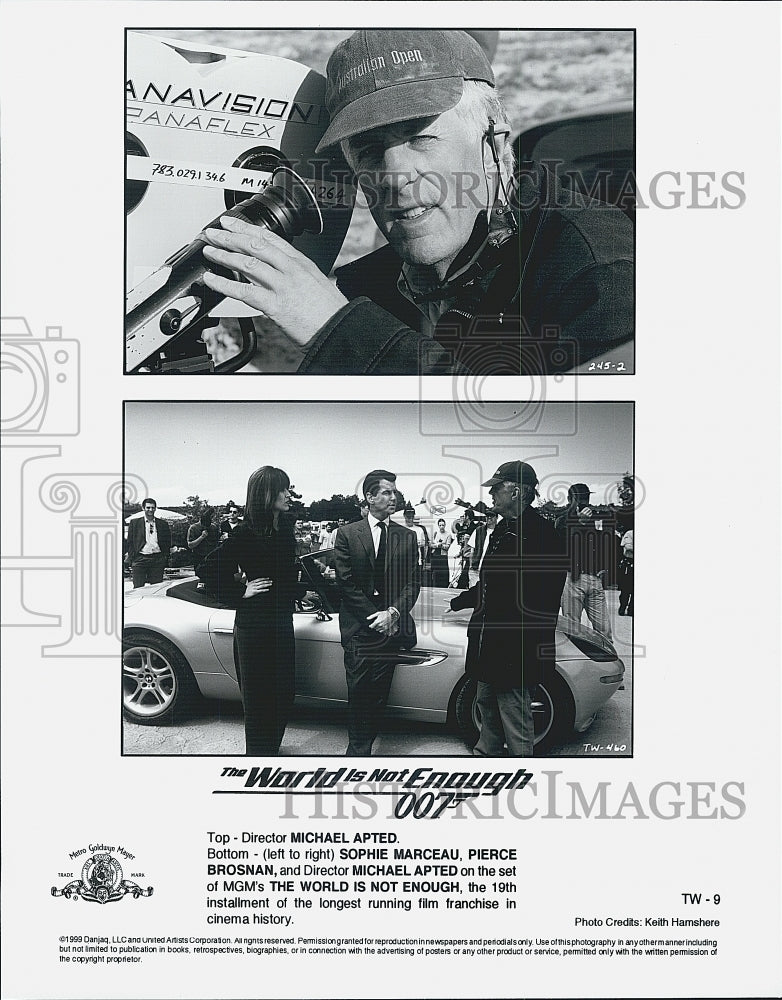 1999 Press Photo Director M. Apted, Pierce Brosnan &quot;The World Is Not Enough&quot; - Historic Images