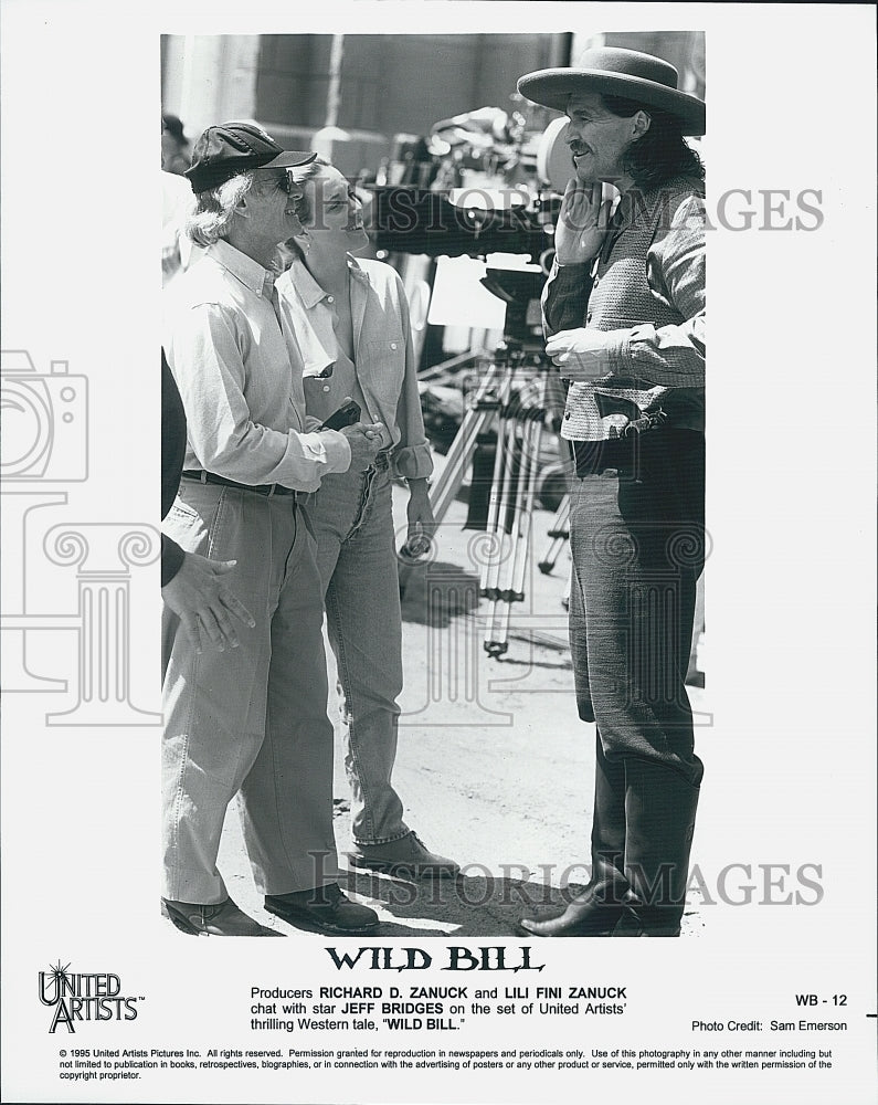 1995 Press Photo Jeff Bridges Talks With Production Staff Of Wild Bill - Historic Images