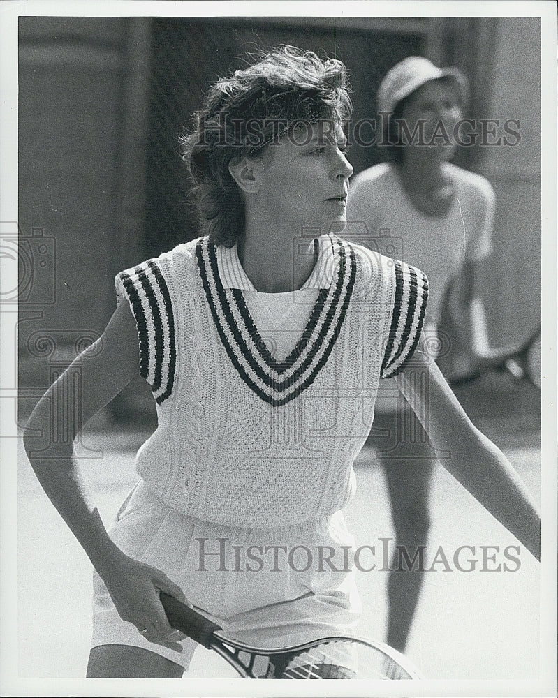 Press Photo An actress in a tennis outfit in a film - Historic Images