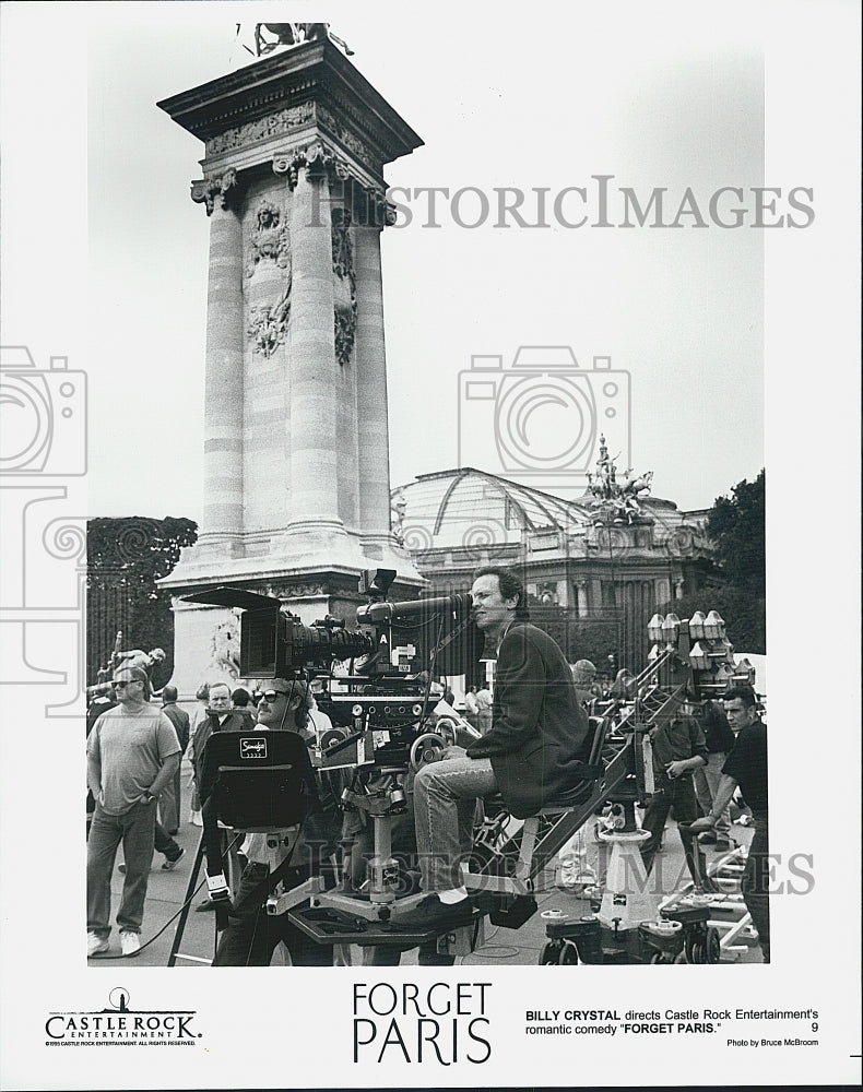 1995 Press Photo Billy Crystal Directs Romantic Comedy Film "Forget Paris" - Historic Images
