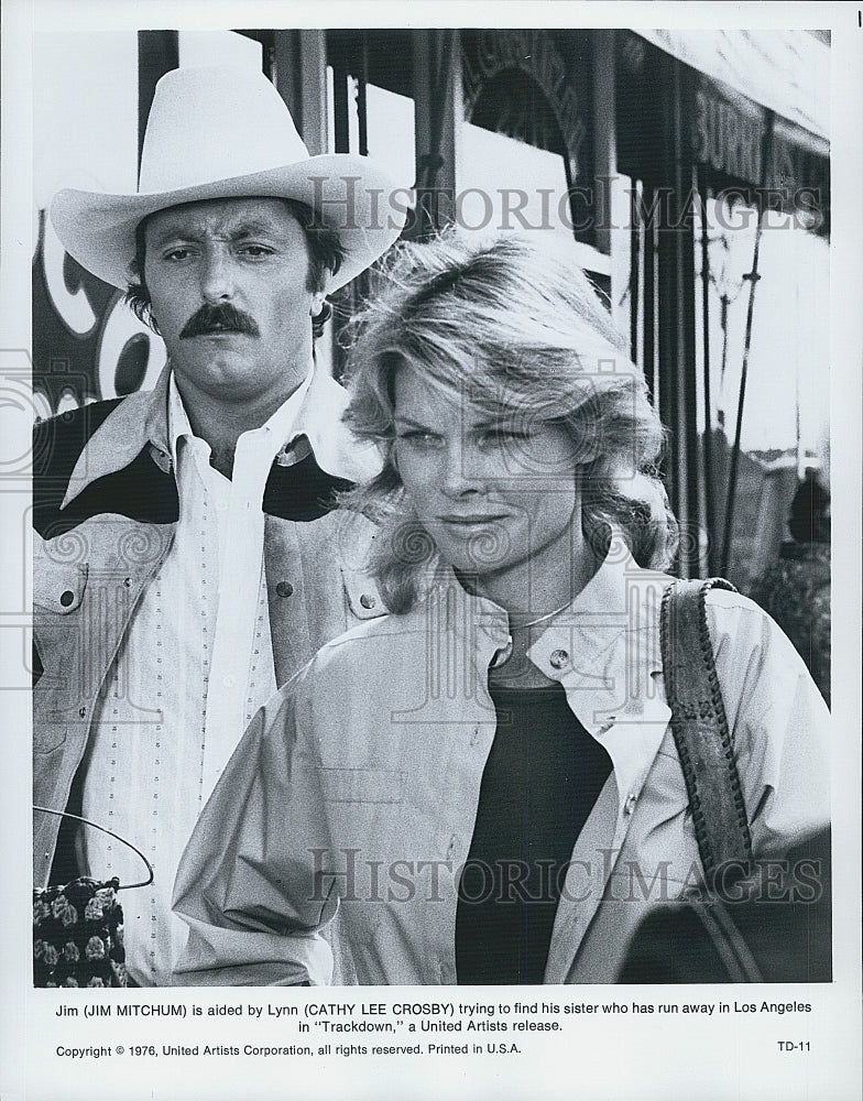 1976 Press Photo Actors Jim Mitchum And Cathy Lee Crosby In Film &quot;Trackdown&quot; - Historic Images