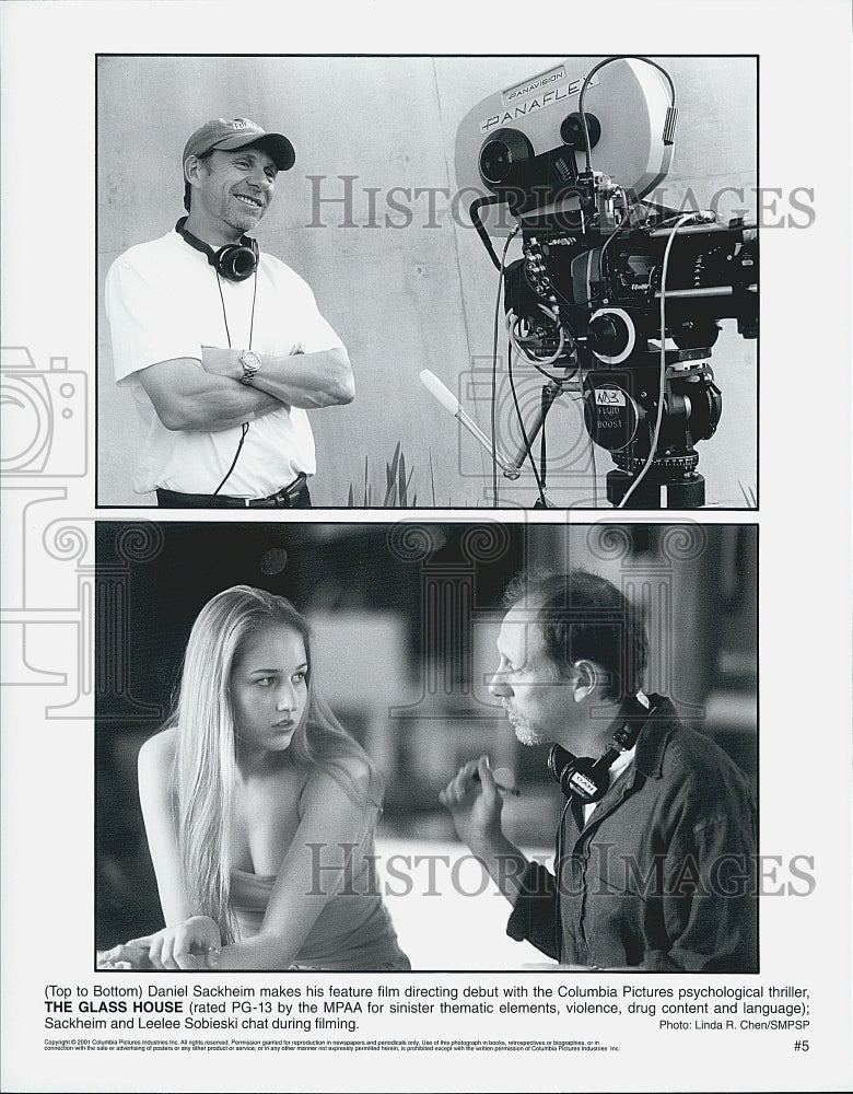 2001 Press Photo &quot;The Glass House&quot; Daniel Sackheim directs Leelee Sobieski - Historic Images