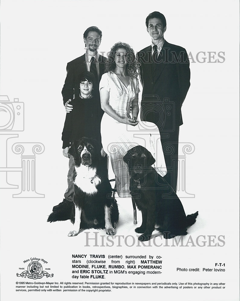 1995 Press Photo Actors Nancy Travis And Matthew And Dogs Fluke And Rumbo "Fluke - Historic Images
