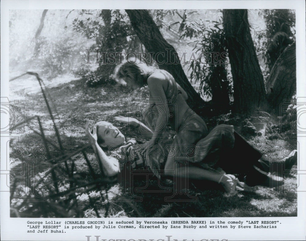 2001 Press Photo Actor Charles Grodin, Brenda Bakke in "Last Resort" Film - Historic Images