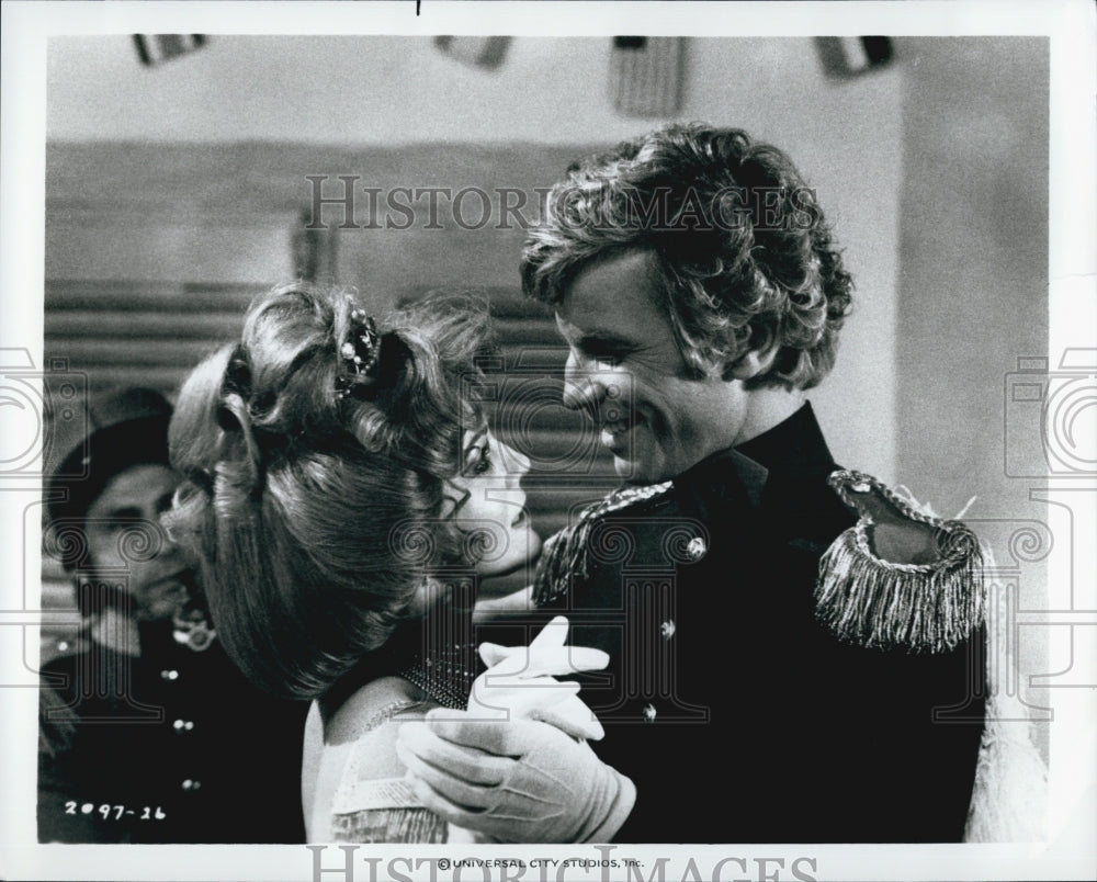 1977 Press Photo Actress Ann-Margret, Michael York in "Last Remake Beau Guest" - Historic Images
