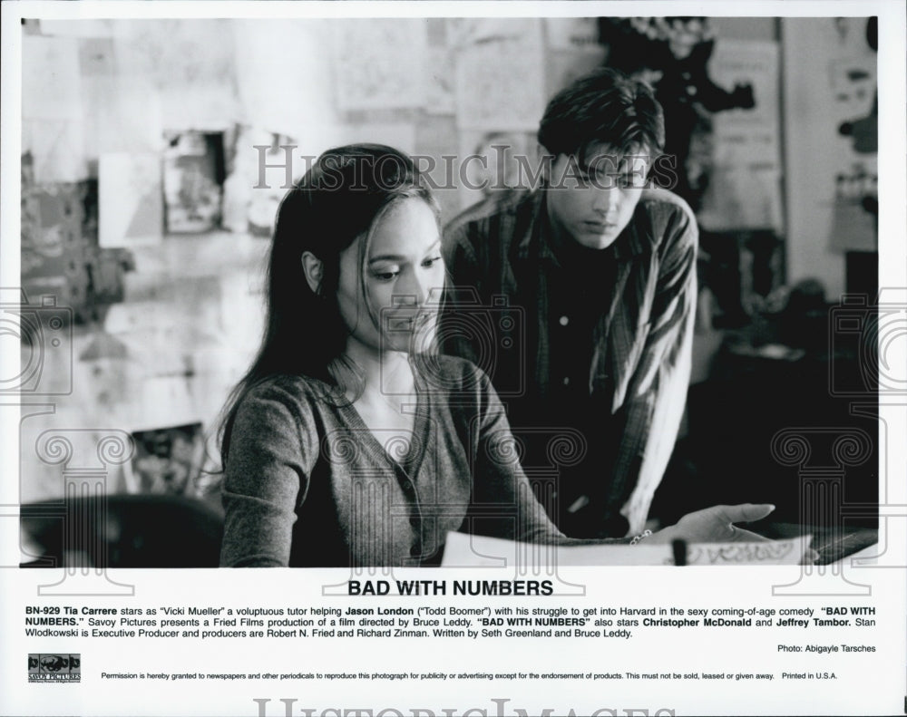 1995 Press Photo Jason London, Tia Carrere &quot;Bad With Numbers&quot; - Historic Images