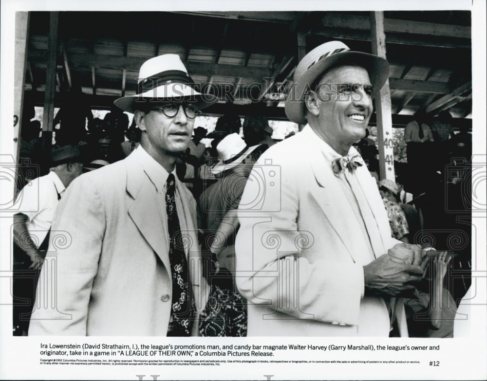 1992 Press Photo David Stathairn And Garry Marshall In "A League Of Their Own" - Historic Images
