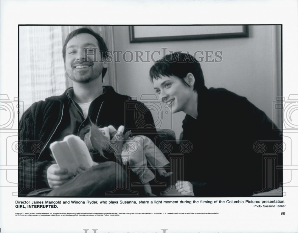 1999 Press Photo Director James Mangold, Winona Ryder on "Girl, Interrupted" Set - Historic Images