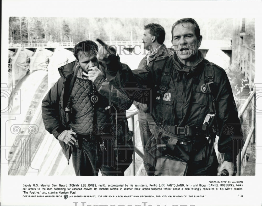 1993 Press Photo Tommy Lee Jones Joe Pantoliano Daniel Roebuck In The Fugitive - Historic Images