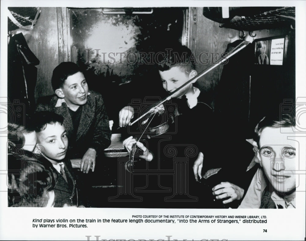 2000 Press Photo  &quot;Into the Arms of Strangers:Stories of the KinderTransport&quot; - Historic Images