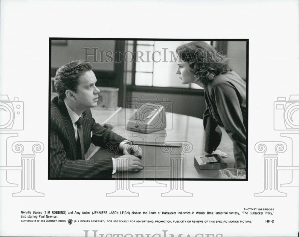 1994 Press Photo Tim Robbins And Jennifer Jason Leigh In &quot;The Hudsucker Proxy&quot; - Historic Images