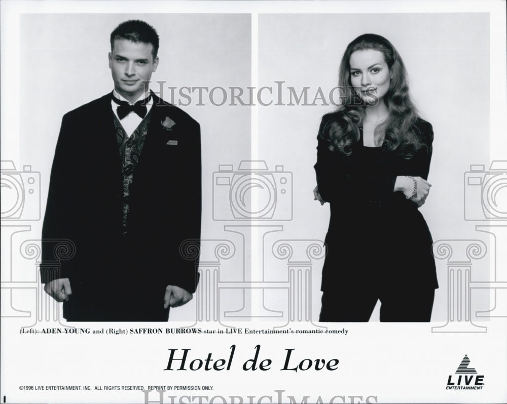 1996 Press Photo Actors Aden Young And Saffron Burrows In Film &quot;Hotel de Love&quot; - Historic Images