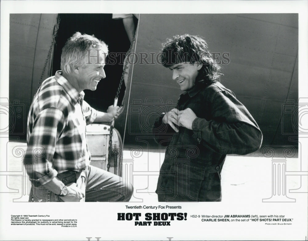 1983 Press Photo "Hot Shots!" Jim Abrahams directs Charlie Sheen - Historic Images