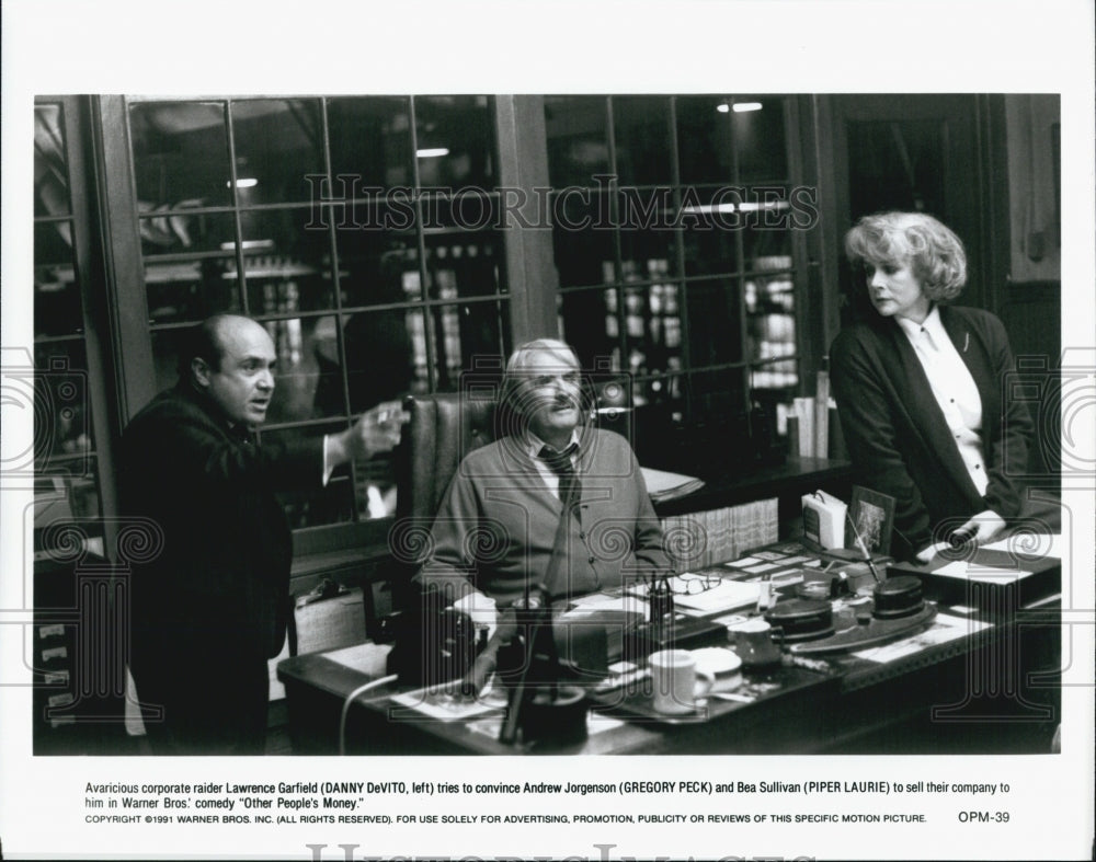 1991 Press Photo DeVito, Peck, And  Laurie In Movie &quot;Other People&#39;s Money&quot; - Historic Images