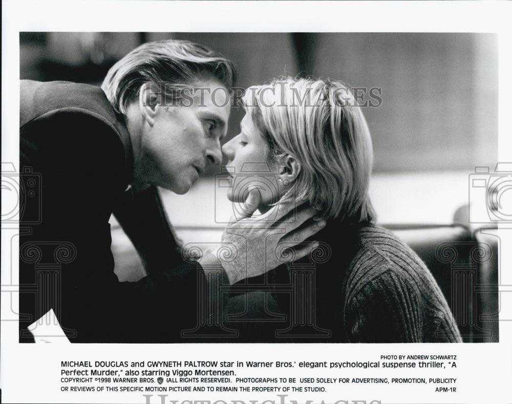 1998 Press Photo Gwyneth Paltrow, Michael Douglas &quot;A Perfect Murder&quot; - Historic Images