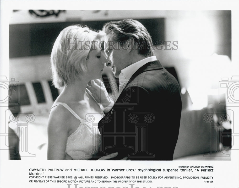 1998 Press Photo Gwyneth Paltrow, Michael Douglas &quot;A Perfect Murder&quot; - Historic Images