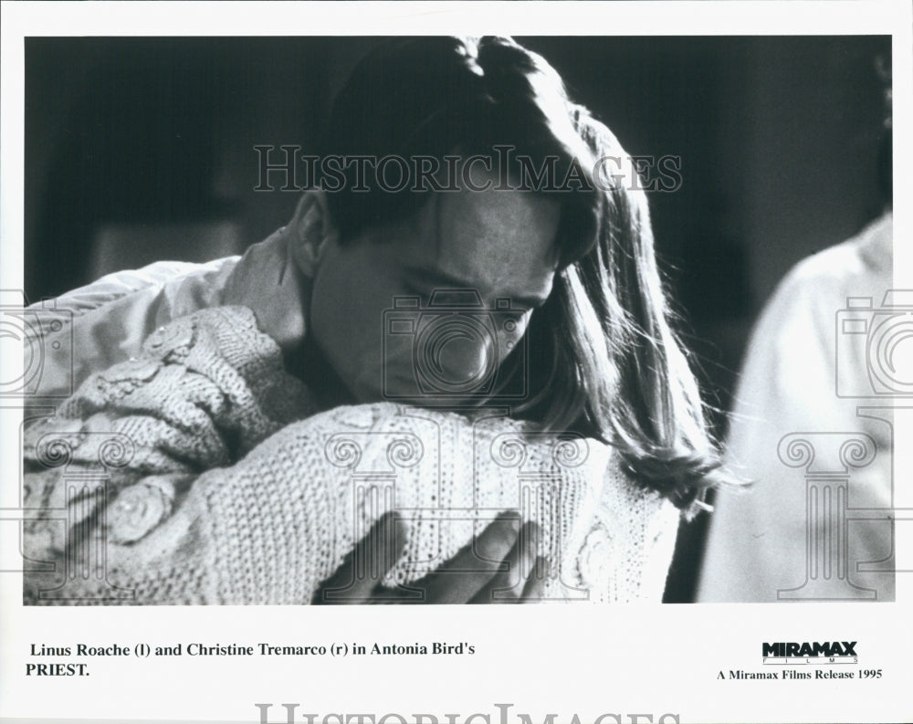 1995 Press Photo Actors Linus Roache And Christine Tremarco In Film "Priest" - Historic Images