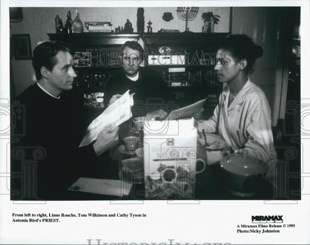 1995 Press Photo Actors Linus Roache, Tom Wilkinson, Cathy Tyson In &quot;Priest&quot; - Historic Images