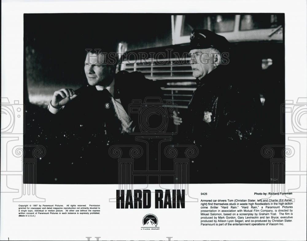 1997 Press Photo Actor Christian Slater, Ed Asner in "Hard Rain" Film - Historic Images